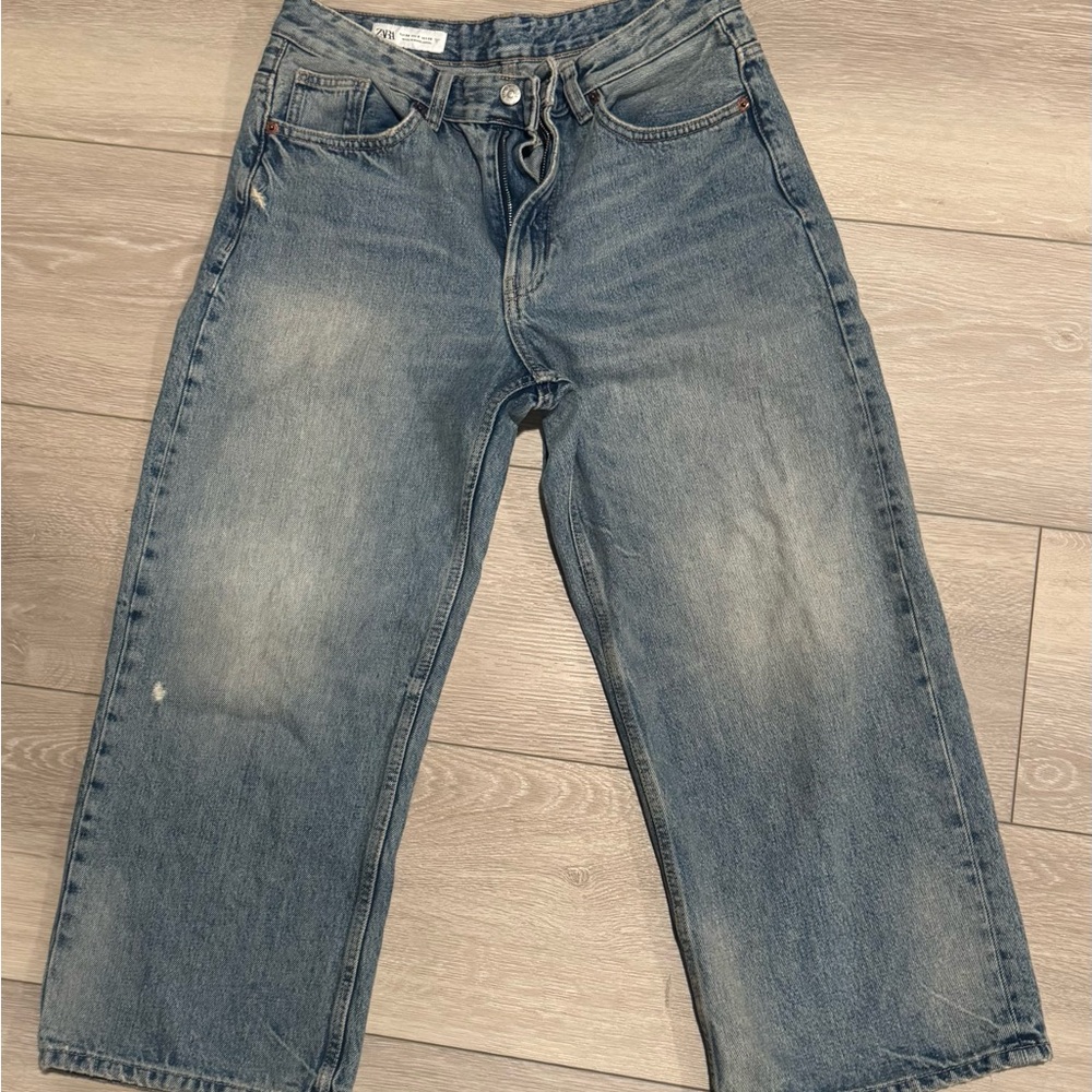 Zara women’s cropped, slight barrel jean. Very cute style. Like new. Worn once.